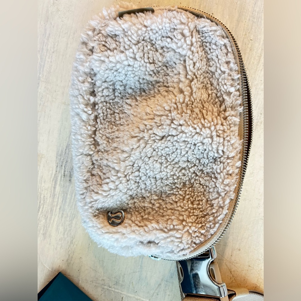 Lululemon Sherpa belt bag - Picture 3 of 4